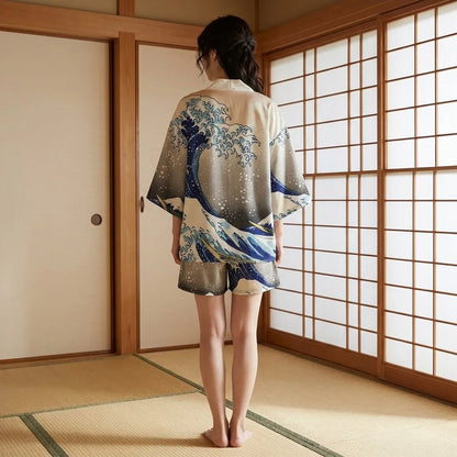 Rückansicht des Kimono Sets mit Wellenmuster und Haori-Jacke