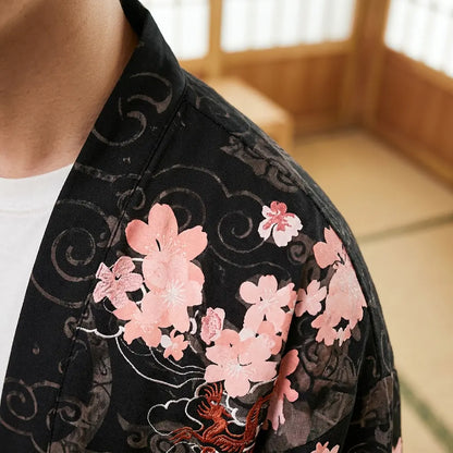 Nahaufnahme von Stoff und Ärmel der bedruckten Drachen Kimono Haori Jacke
