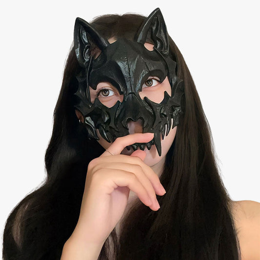 Frau trägt schwarze Kitsune Fuchsmaske vollständig über dem Gesicht