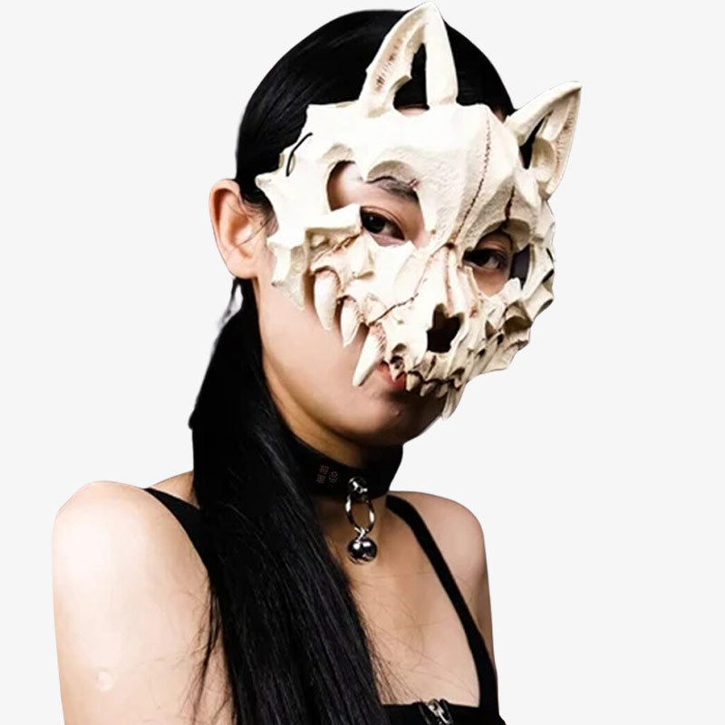 Frau trägt weiße Kitsune Fuchsmaske im auffälligen Totenkopf-Design