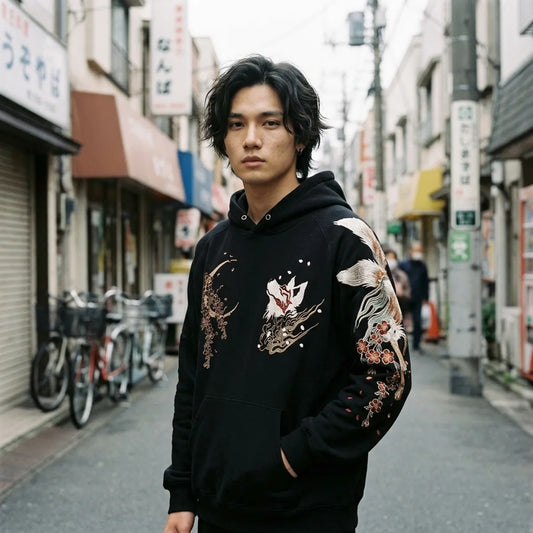 Schwarzer Kitsune Hoodie mit kleinem Fuchskopf und bronzenem Mond auf der Brust