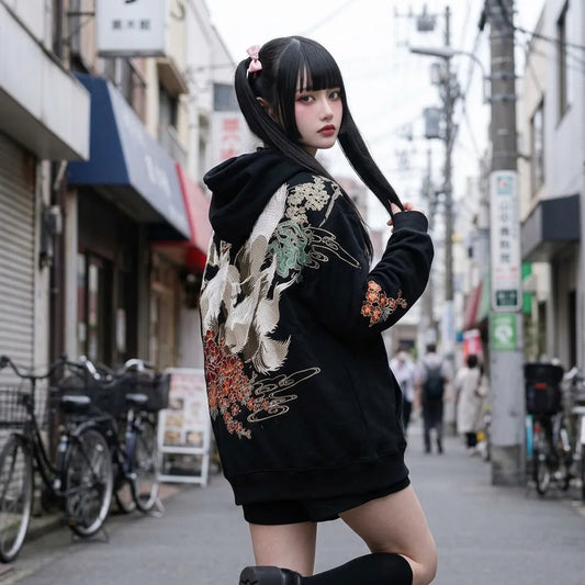 Frau trägt Kitsune Hoodie oversized im Streetwear Look und blickt über die Schulter auf den weißen Fuchs