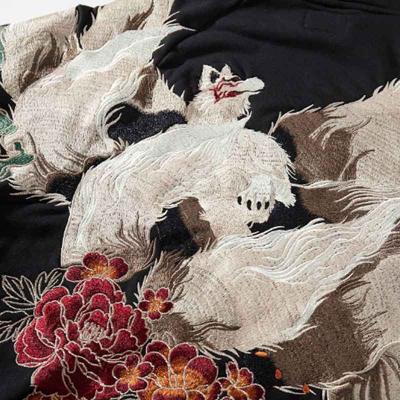 Kitsune Kleidung mit aufwendig bestickten Fuchsmotiven auf schwarzer Baumwolle