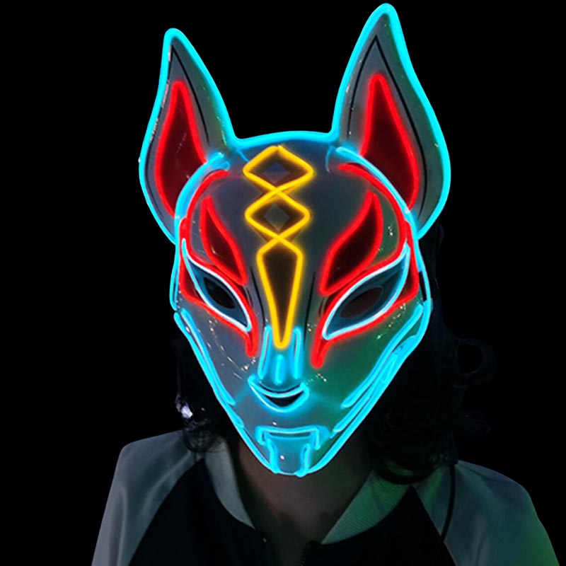 Frau trägt Kitsune Maske mit weißen, gelben und roten Farbakzenten
