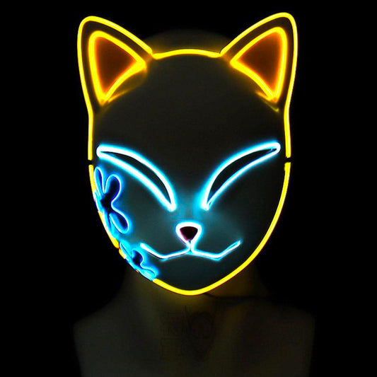 Kitsune Maske leuchtet nachts durch integrierte LED-Beleuchtung