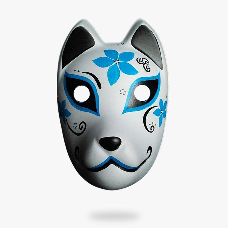 Weiße Kitsune Maske mit filigranem Blütenmotiv, von einem Kunsthandwerker bemalt für Matsuri-Feste