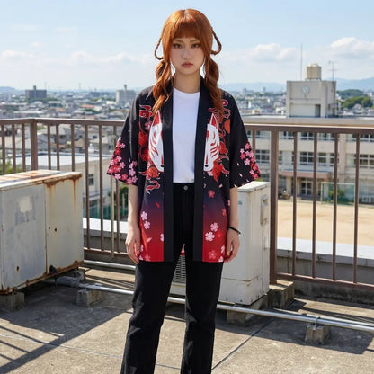 Kitsune Sakura Kimono Jacke auf Dachterrasse mit geöffneten Ärmeln und Print
