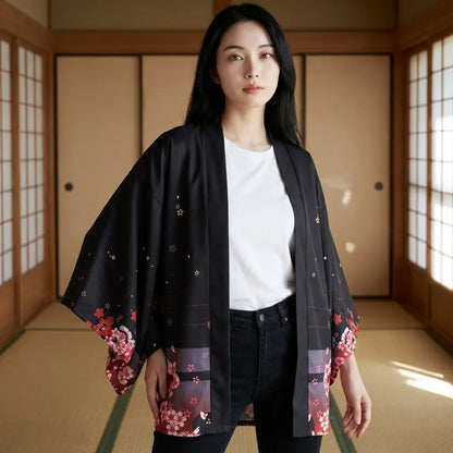 Offen getragener Kitsune Schrein Kimono für Damen in einem Tatami-Raum