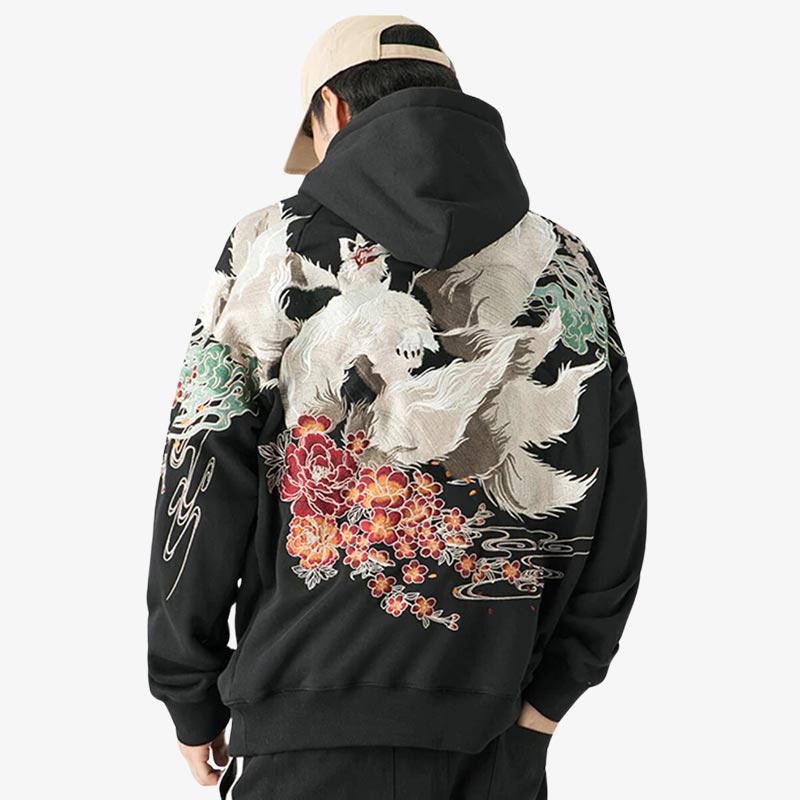 Mann trägt Kitsune Hoodie mit detailreicher Stickerei aus robustem und angenehmem Baumwollstoff