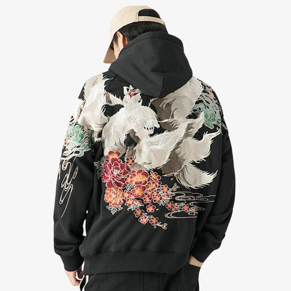 Mann trägt Kitsune Hoodie mit detailreicher Stickerei aus robustem und angenehmem Baumwollstoff