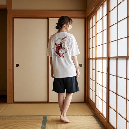 Rückansicht des weißen Koi Shirts mit Karpfen-Grafik