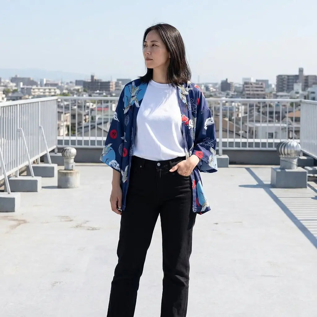 Kranich-Kimono-Jacke in Marineblau auf einer Dachterrasse mit locker fallenden Ärmeln
