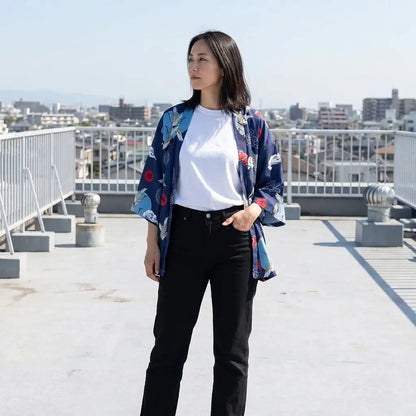 Kranich-Kimono-Jacke in Marineblau auf einer Dachterrasse mit locker fallenden Ärmeln