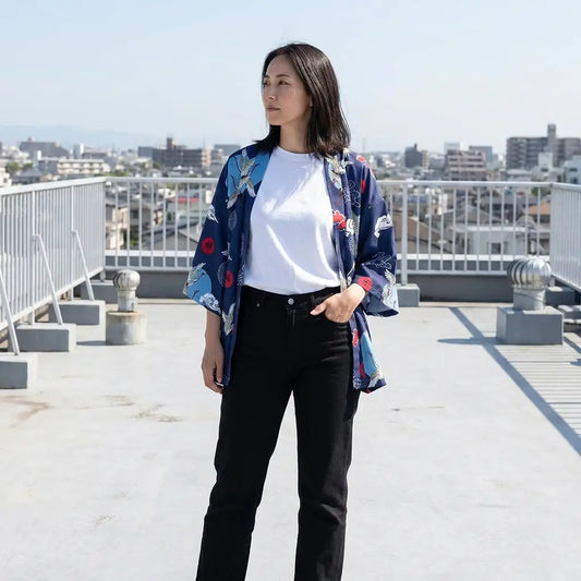 Kranich-Kimono-Jacke in Marineblau auf einer Dachterrasse mit locker fallenden Ärmeln