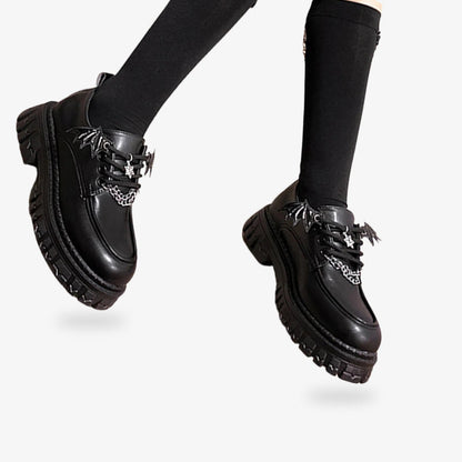 Schwarze Lolita Schuhe mit niedlichen Details im Gothic Lolita Trend