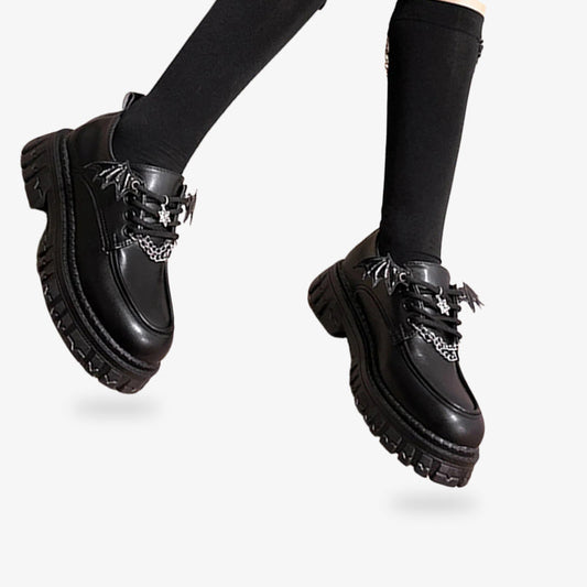 Schwarze Lolita Schuhe mit niedlichen Details im Gothic Lolita Trend