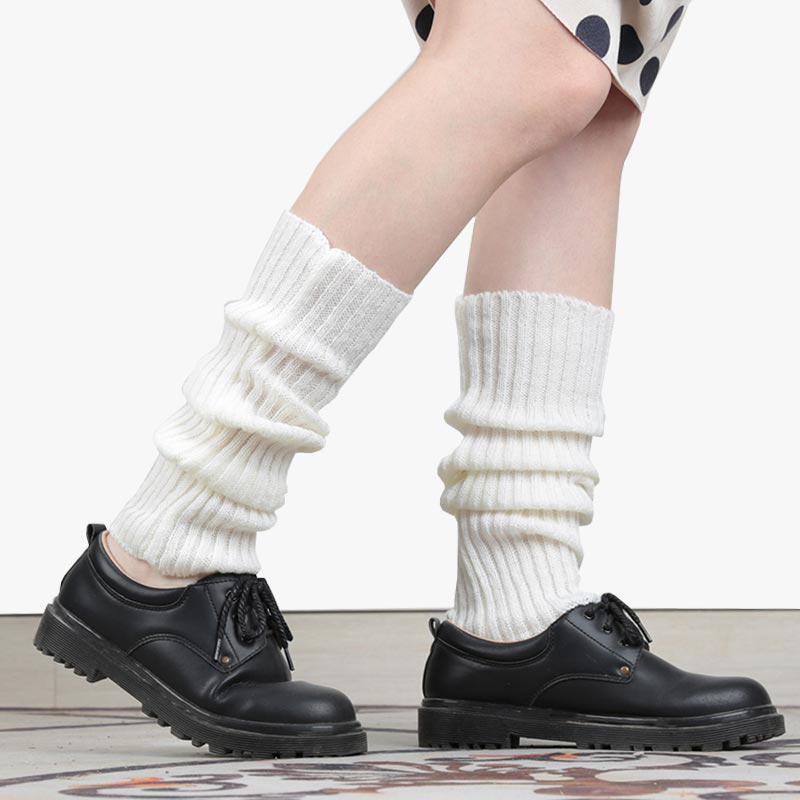 Frau trägt Loose Socks im Lolita-Kleid kombiniert mit schwarzen Schuhen