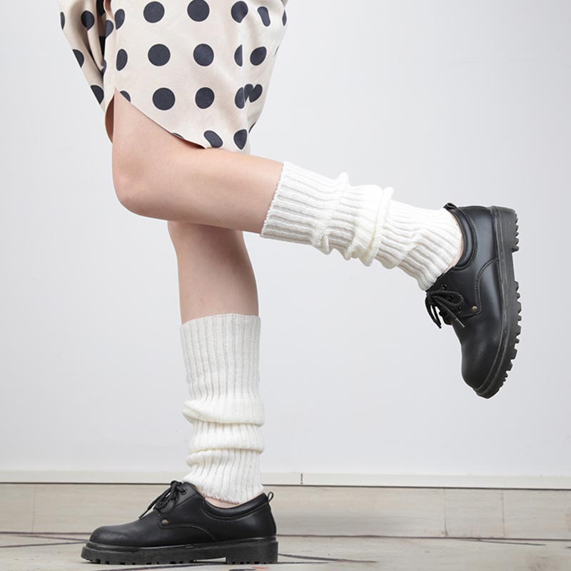 Weiße Loose Socks aus Baumwolle zu Lolita-Rock und Schuluniform-Schuhen getragen
