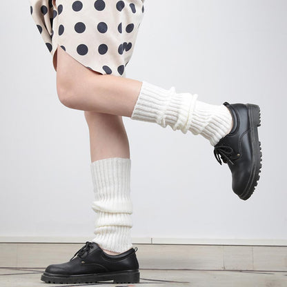 Weiße Loose Socks aus Baumwolle zu Lolita-Rock und Schuluniform-Schuhen getragen