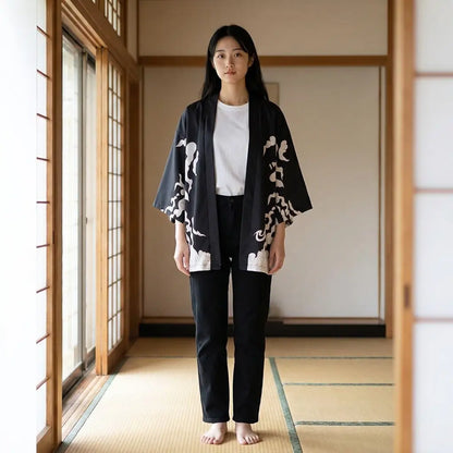 Frau trägt Manga Kimono Haori Jacke in Washitsu-Raum mit Tatami und Shoji-Wänden
