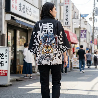 Frau von hinten in Manga Kimono Haori Jacke auf einer Harajuku Straße