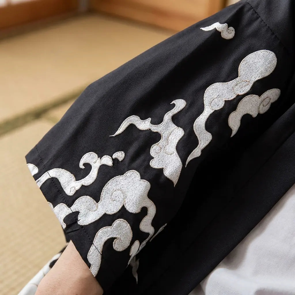 Nahaufnahme von Stoff und Ärmel der bedruckten Manga Kimono Haori Jacke