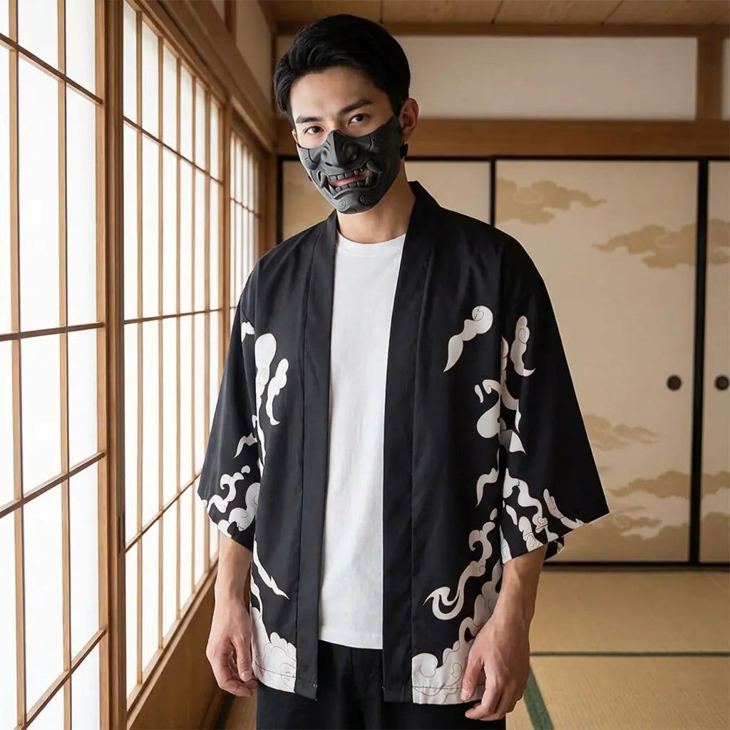 Mann trägt Manga Kimono Haori Jacke in traditionellem japanischen Washitsu-Zimmer