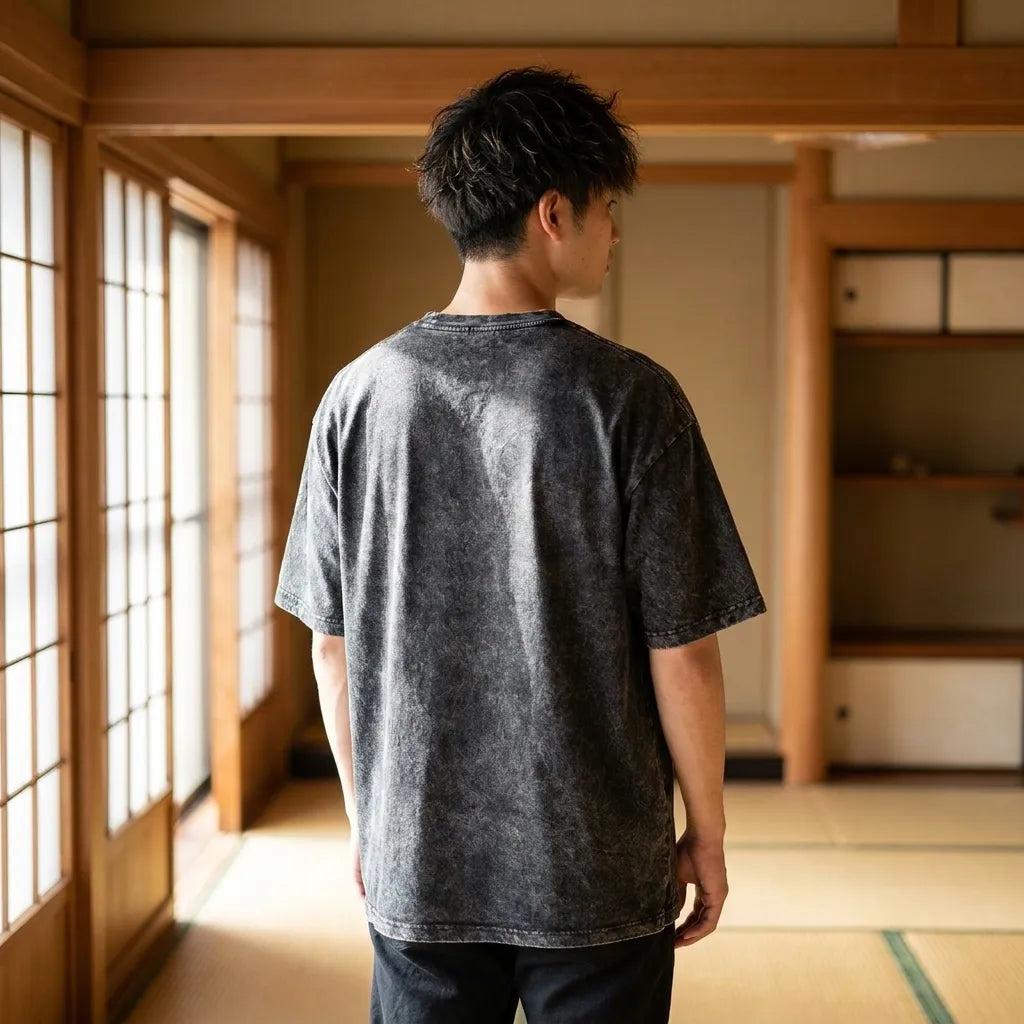 Rückansicht des schwarzen Manga T-Shirts mit schlichtem Design