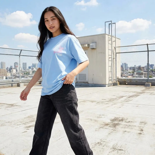 Manga T-Shirt Vorderansicht mit buntem Anime-Motiv und Chibi-Figuren