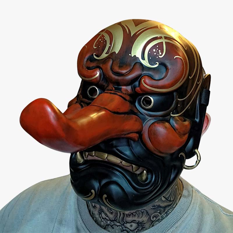Mann trägt eine Tengu Maske aus Fiberglas mit langer Nase