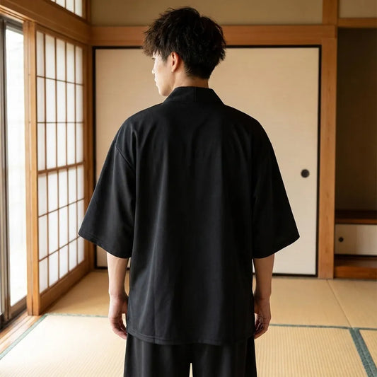 Rückansicht des Kimono Sets mit floralem Muster und Shorts