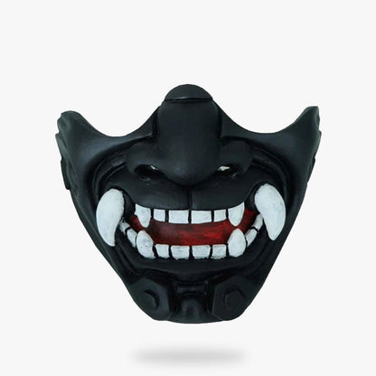 Schwarze Mempo Maske zeigt Oni Dämon Gesicht mit Reißzähnen