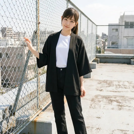 Minimalistische Haori-Jacke Damen als Overlay fotografiert auf einem Dach vor einem Maschendrahtzaun