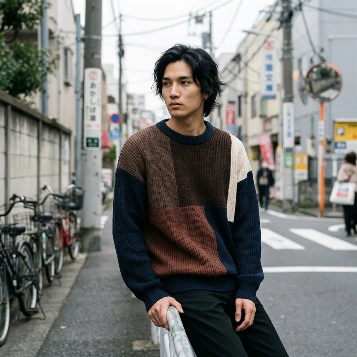 Navy Strickpullover mit Colorblock-Design flach liegend, Passform mit fallender Schulterlinie sichtbar