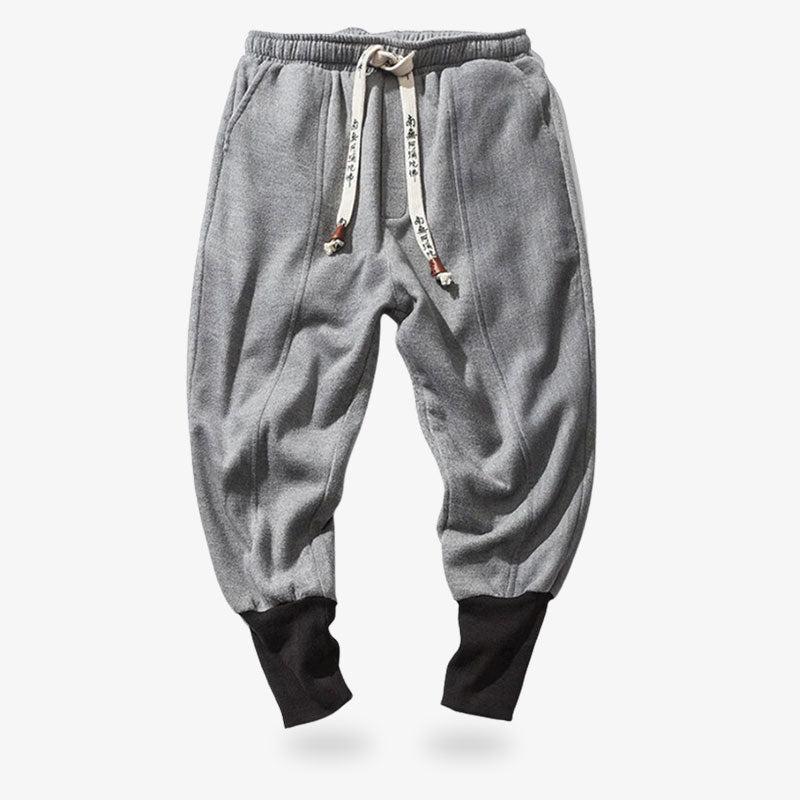 Moderne graue Ninja Hose mit Kordelzug und japanischen Kanji Motiven am Bund
