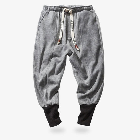 Moderne graue Ninja Hose mit Kordelzug und japanischen Kanji Motiven am Bund