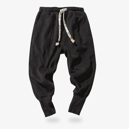 Schwarze Nikka Zubon Hose mit Kordelzug im Kanji Print für lässigen Look