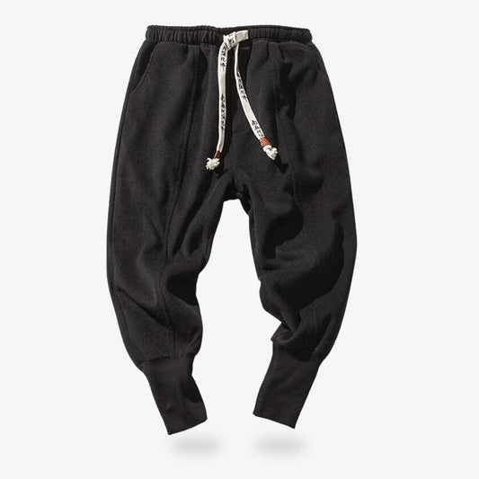 Schwarze Nikka Zubon Hose mit Kordelzug im Kanji Print für lässigen Look