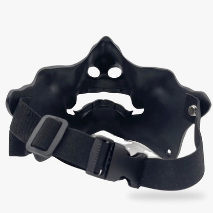 Ninja hält schwarze Oni Maske mit verstellbaren Riemen in den Händen