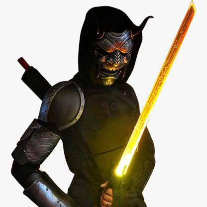 Mann in Ninja-Kleidung mit Oni Maske aus Fiberglas, von einem Kunsthandwerker bemalt mit Hörnern, hält ein leuchtendes Katana