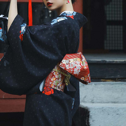 Frau trägt roten Obi Gürtel zum Kimono mit floraler Stickerei