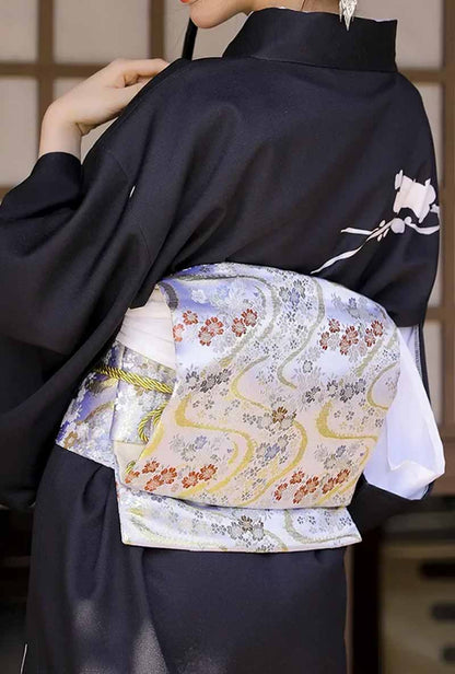 Detailansicht des verstellbaren Obi Gürtels mit Sakura Stickerei