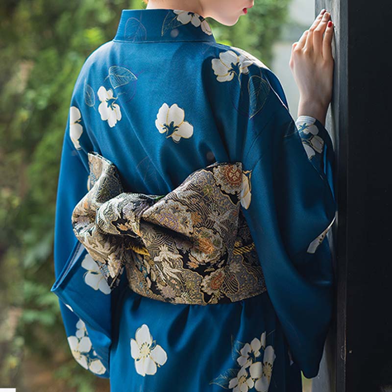 Frau trägt Obi Gürtel mit Kranich-Muster zu traditionellem Kimono