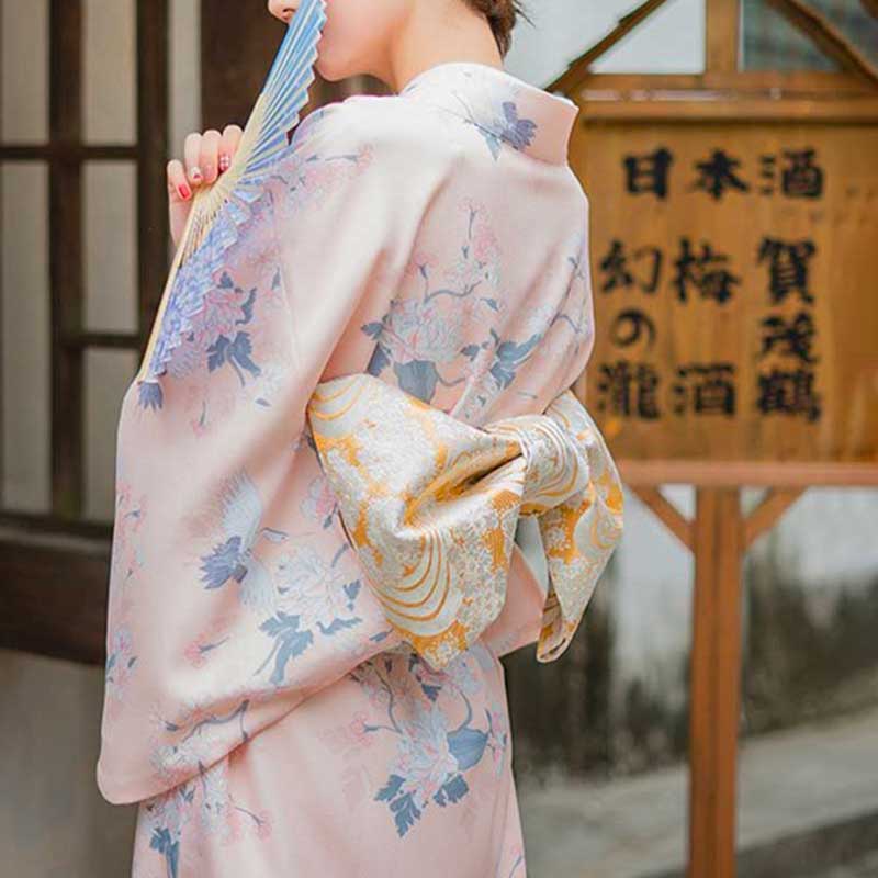 Frau trägt japanischen Obi Gürtel über traditionellem Kimono