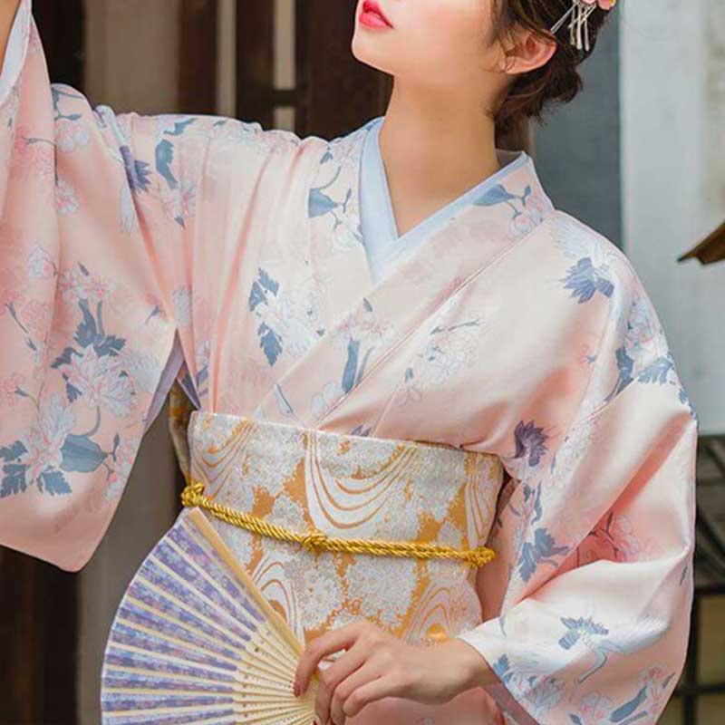 Japanische Frau mit Obi Gürtel als Korsett über weißem Kimono