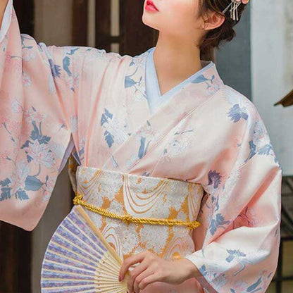 Japanische Frau mit Obi Gürtel als Korsett über weißem Kimono