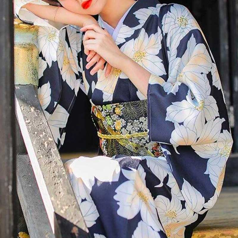Detailansicht des Obi Kimono Gürtels mit gestickten Blumenmotiven auf Baumwollstoff