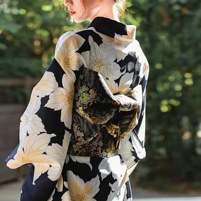 Obi Kimono Gürtel getragen über einem traditionellen Kimono im Geisha-Stil
