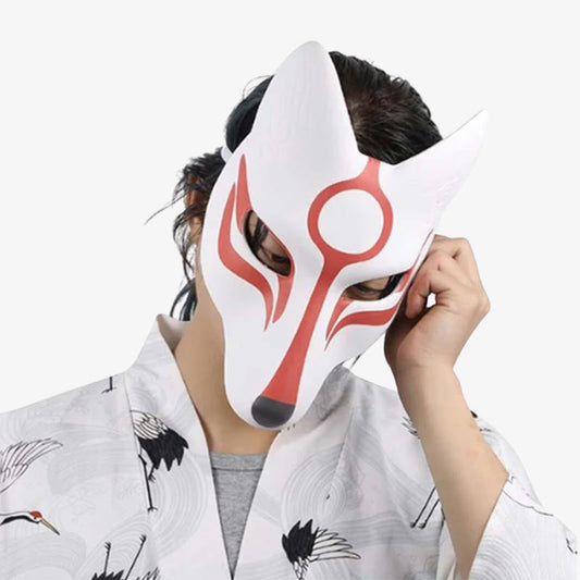 Mann trägt Okami Maske mit weißem Kimono im japanischen Stil