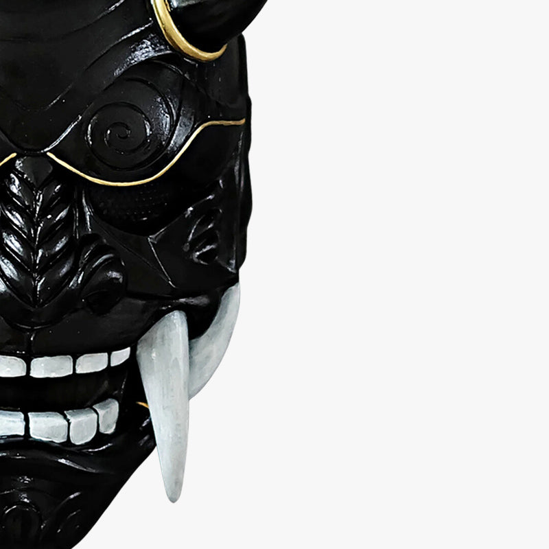 Frontalansicht der schwarzen Oni Dämon Maske mit Hörnern und weißen spitzen Zähnen
